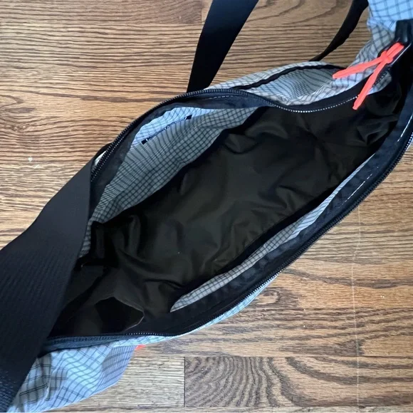 Alpine Sea Cross Body Bag - Picture 4 of 4